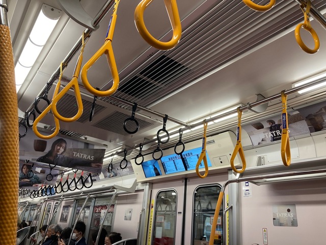東京メトロ吊り革.jpg